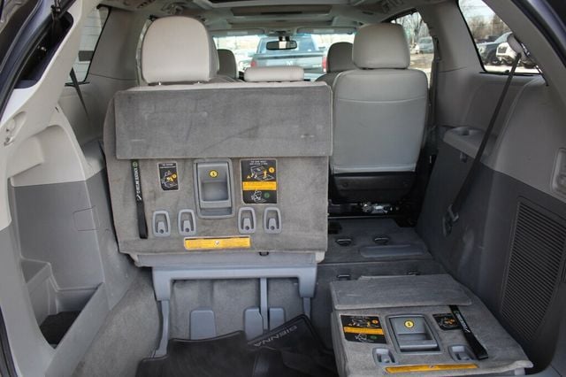 2014 Toyota Sienna ONE OWNER AWD LIMITED W/ MOONROOF, NAVIGATION, LEATHER - 22979015 - 36