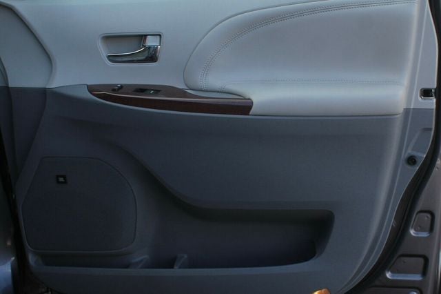 2014 Toyota Sienna ONE OWNER AWD LIMITED W/ MOONROOF, NAVIGATION, LEATHER - 22979015 - 5