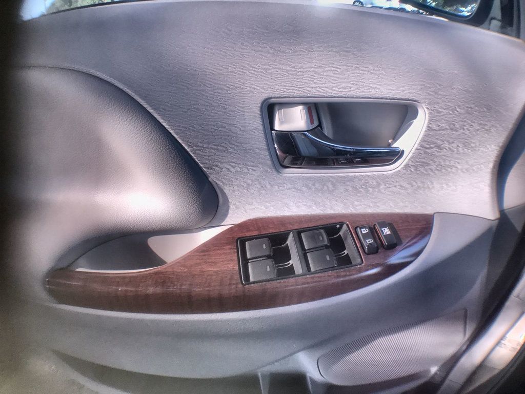 2014 Toyota Sienna XLE photo 12