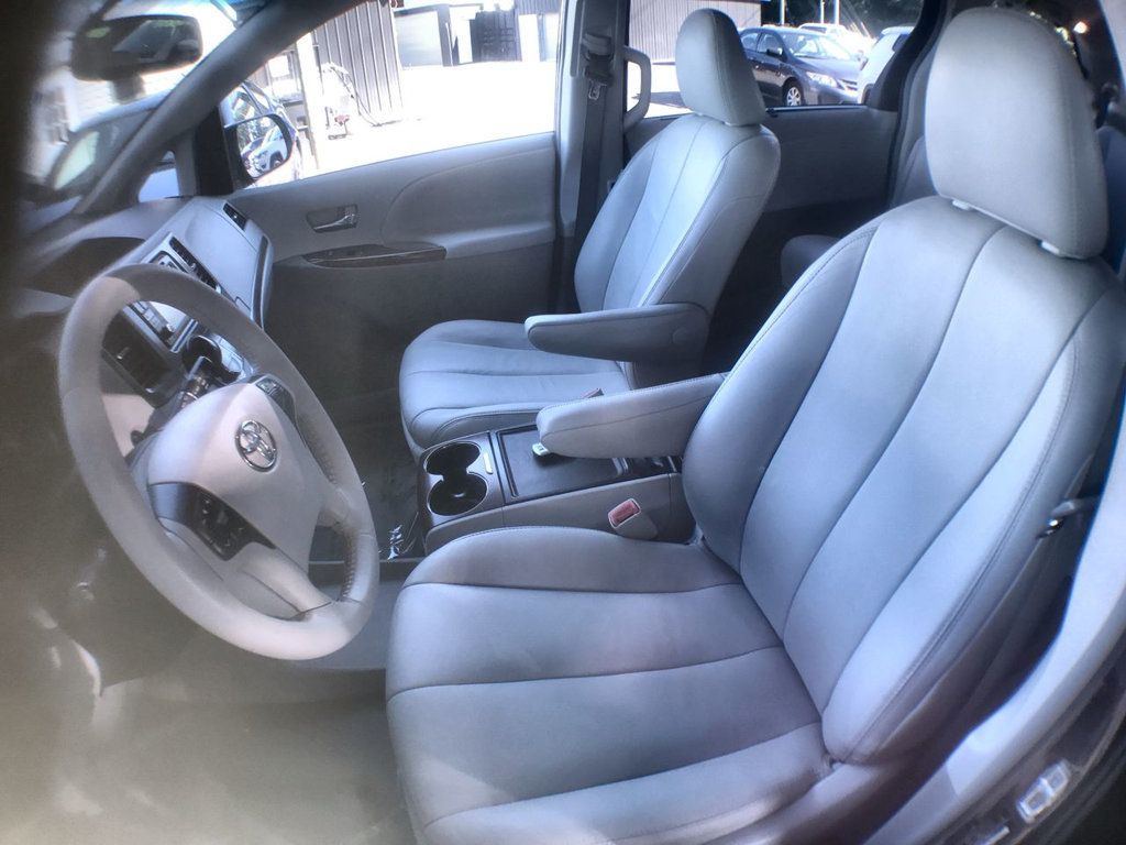 2014 Toyota Sienna XLE photo 13