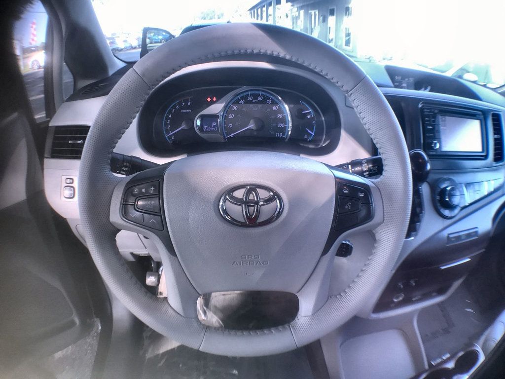 2014 Toyota Sienna XLE photo 14