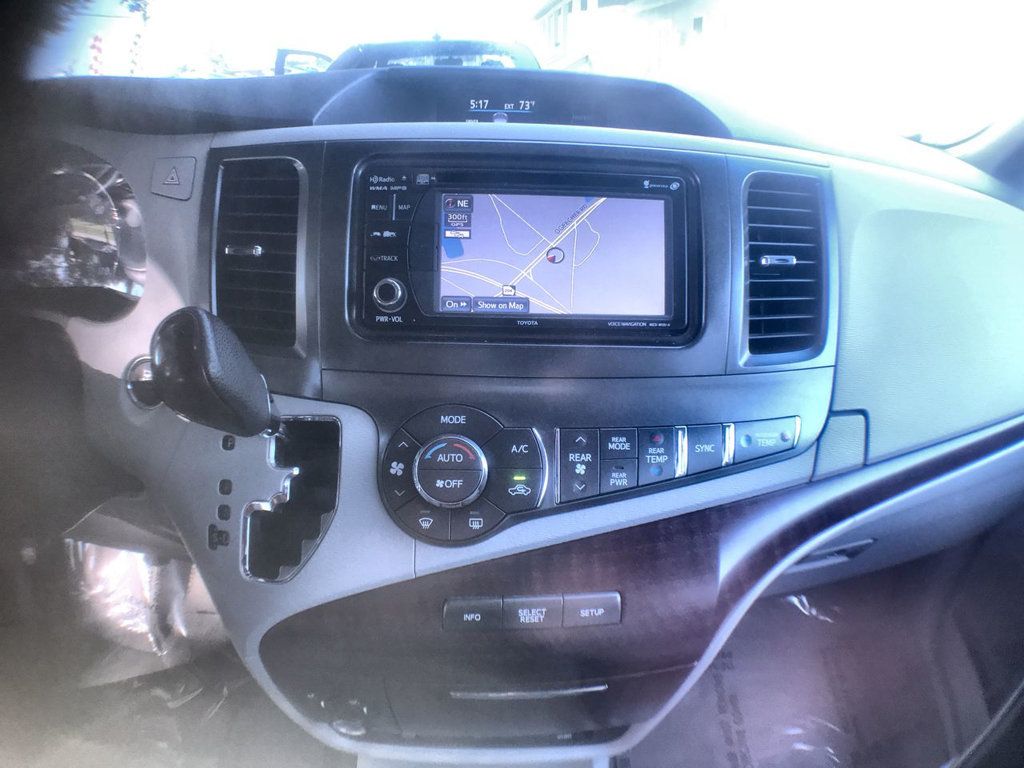 2014 Toyota Sienna XLE photo 16