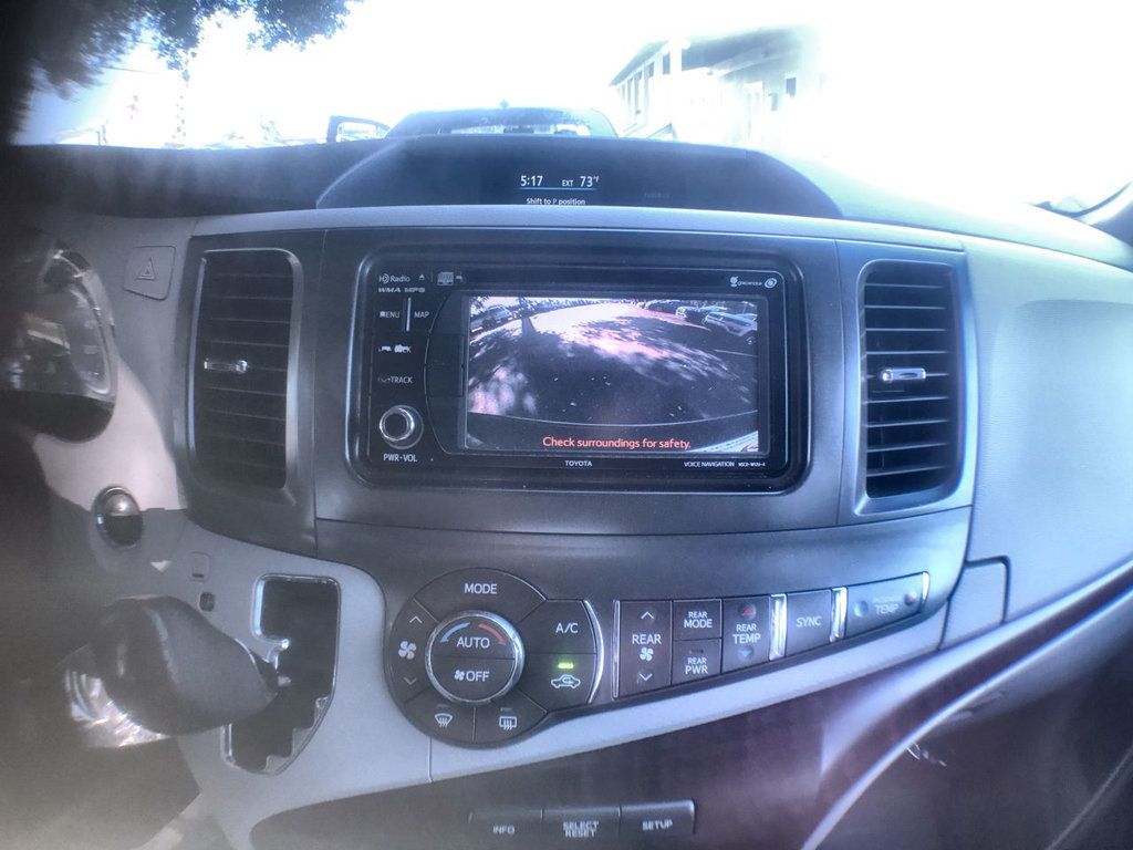 2014 Toyota Sienna XLE photo 17