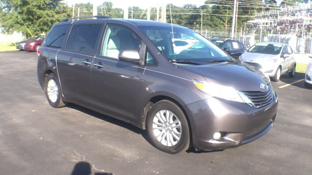 2014 Toyota Sienna XLE photo 2