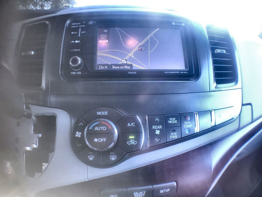 2014 Toyota Sienna XLE photo 19