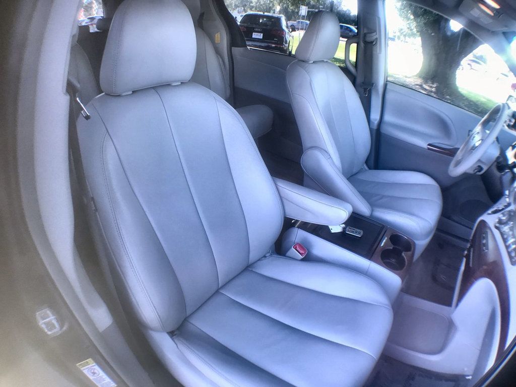 2014 Toyota Sienna XLE photo 21