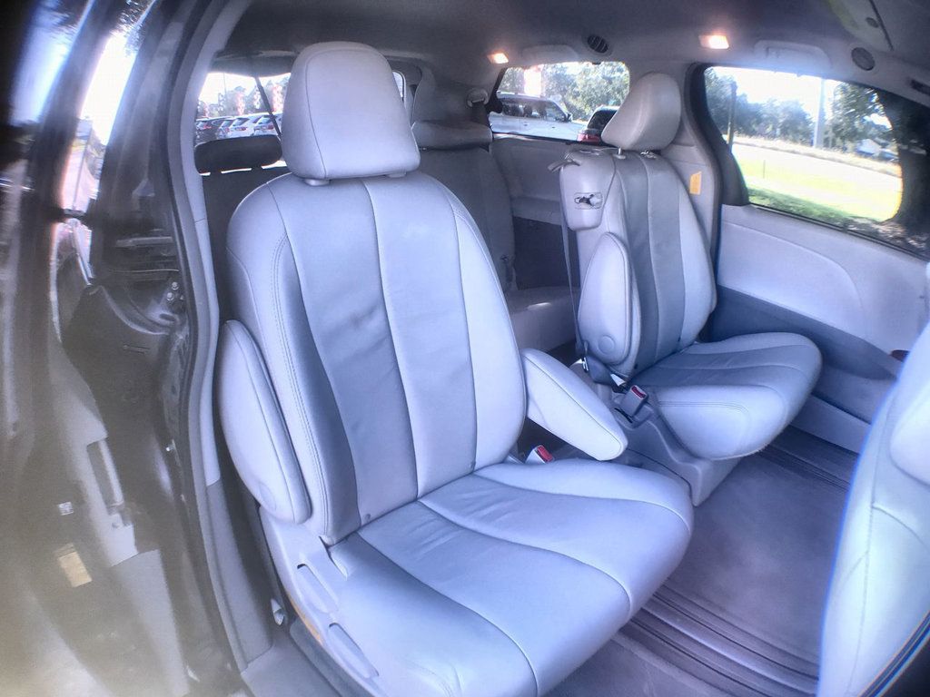 2014 Toyota Sienna XLE photo 22