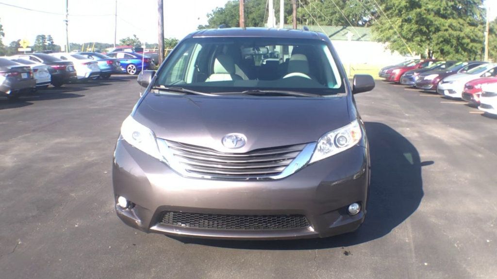 2014 Toyota Sienna XLE photo 3
