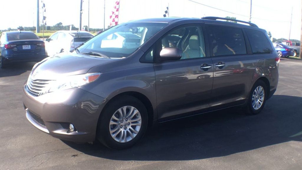 2014 Toyota Sienna XLE photo 4