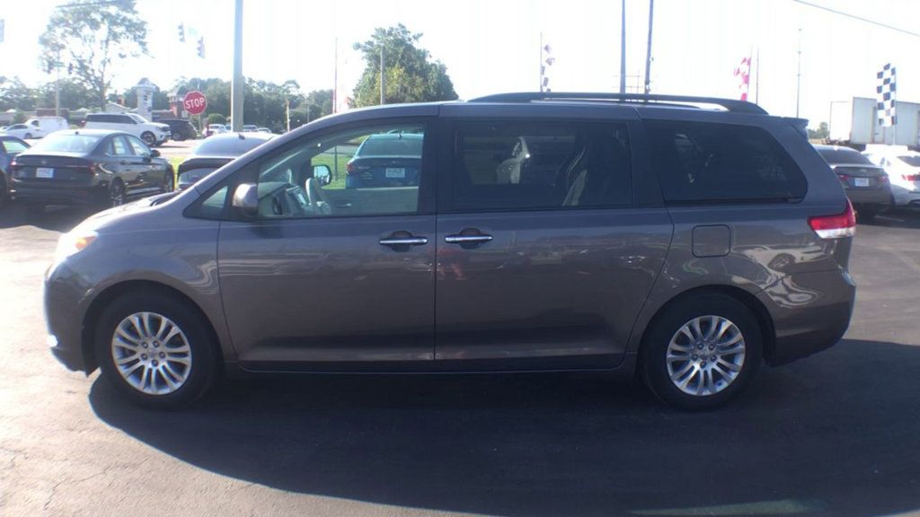 2014 Toyota Sienna XLE photo 5