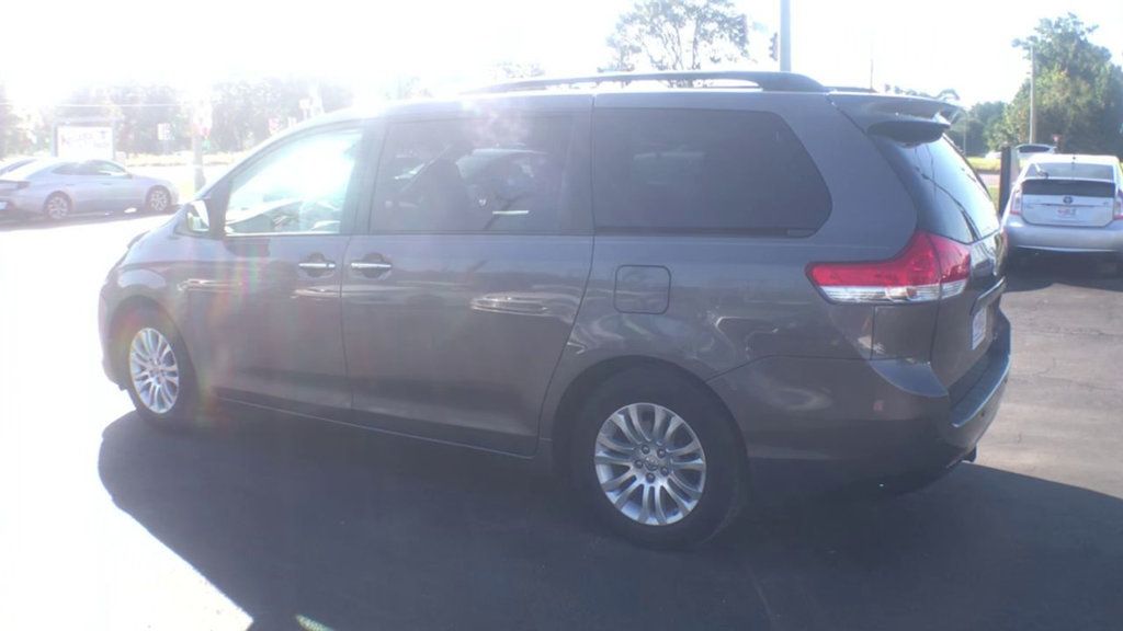 2014 Toyota Sienna XLE photo 6