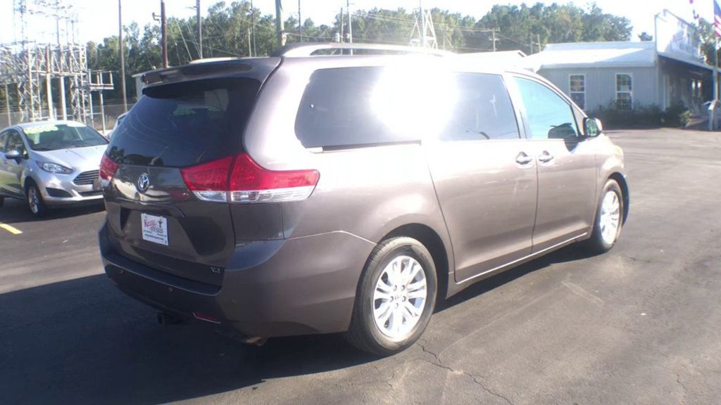 2014 Toyota Sienna XLE photo 8