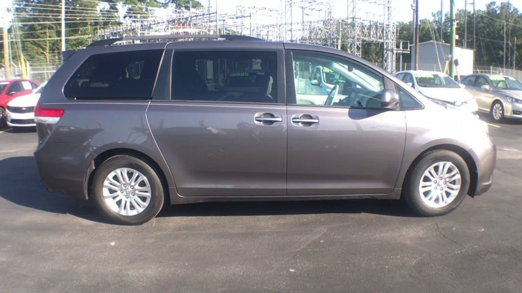 2014 Toyota Sienna XLE photo 9