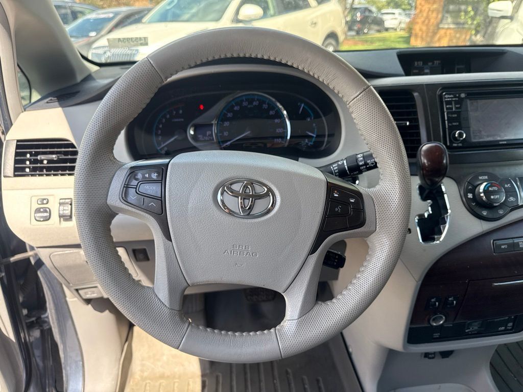2014 Toyota Sienna XLE - 23041779 - 10