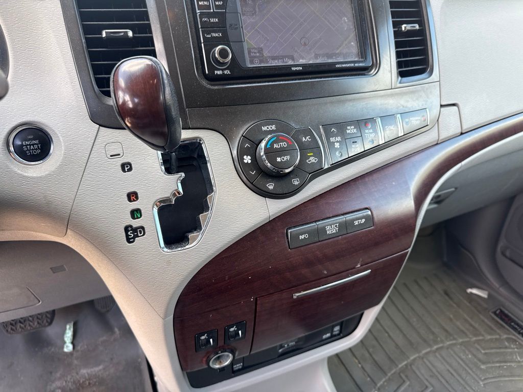 2014 Toyota Sienna XLE - 23041779 - 14