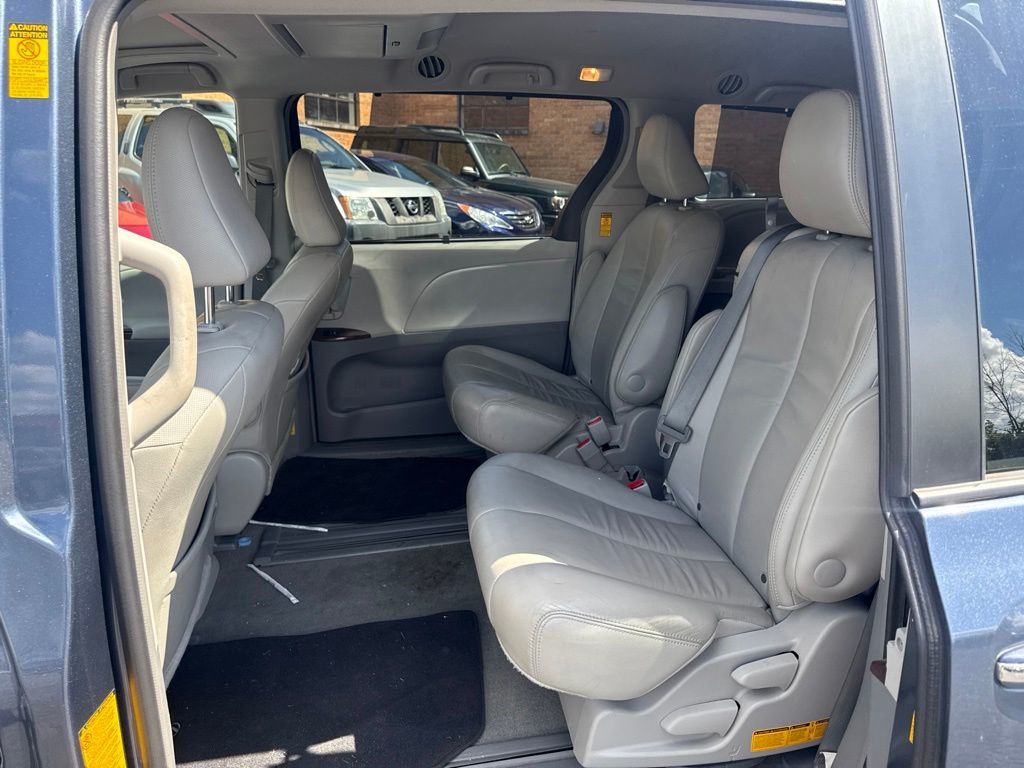 2014 Toyota Sienna XLE - 23041779 - 18