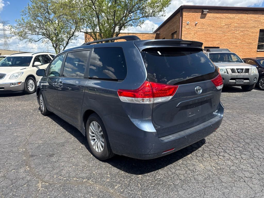 2014 Toyota Sienna XLE - 23041779 - 4