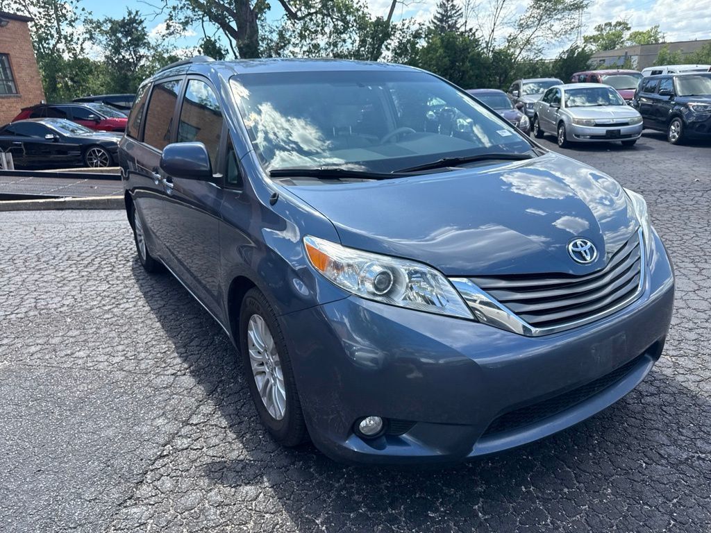 2014 Toyota Sienna XLE - 23041779 - 8