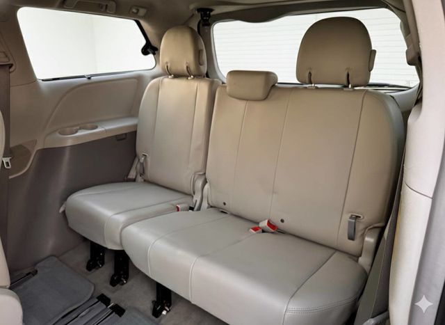 2014 Toyota Sienna XLE 7 Passenger Auto Access Seat 4dr Mini Van - 22947280 - 10