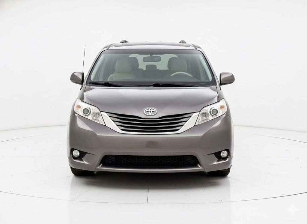 2014 Toyota Sienna XLE photo 2