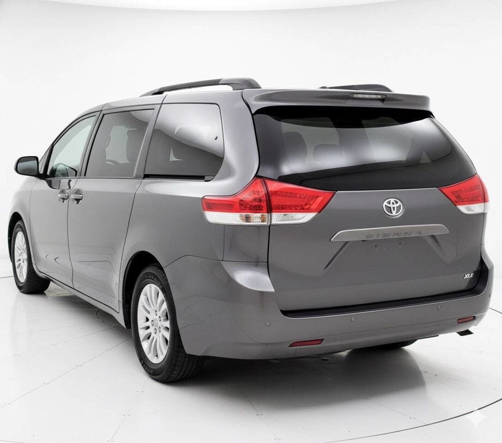 2014 Toyota Sienna XLE photo 4