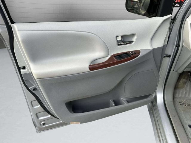 2014 Toyota Sienna XLE 8 Passenger 4dr Mini Van - 22947852 - 15