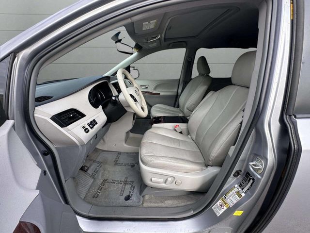 2014 Toyota Sienna XLE 8 Passenger 4dr Mini Van - 22947852 - 17