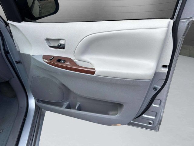 2014 Toyota Sienna XLE 8 Passenger 4dr Mini Van - 22947852 - 29