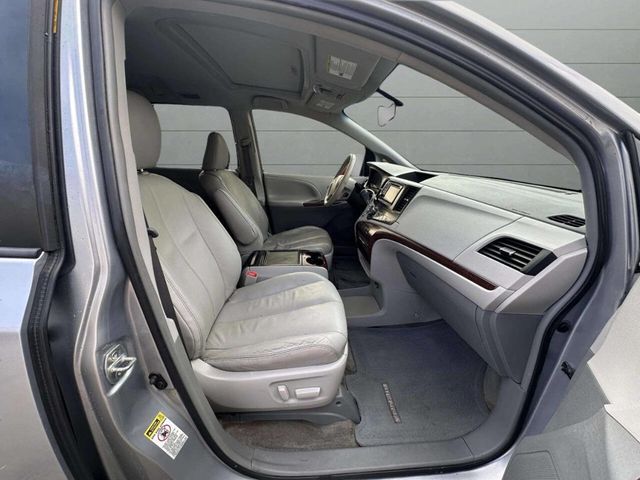 2014 Toyota Sienna XLE 8 Passenger 4dr Mini Van - 22947852 - 30