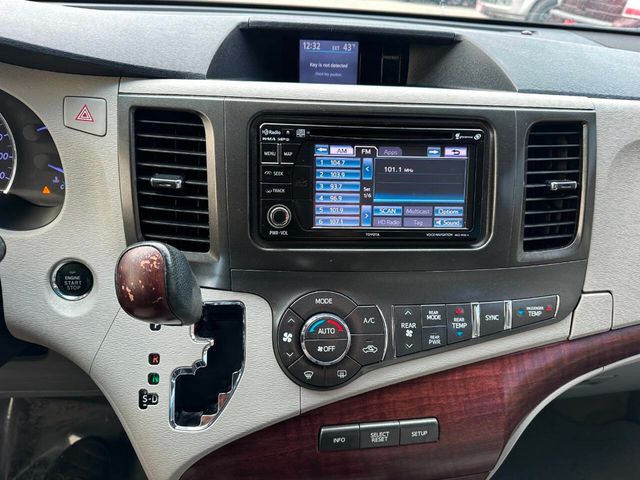 2014 Toyota Sienna XLE 8 Passenger 4dr Mini Van - 22947852 - 41