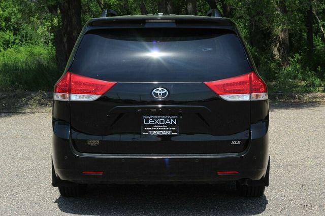 2014 Toyota Sienna XLE V6 7-Passenger Access Seat's photo