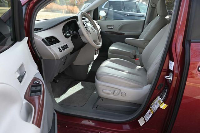 2014 Toyota Sienna XLE Mobility Handicap Van - 22946977 - 12