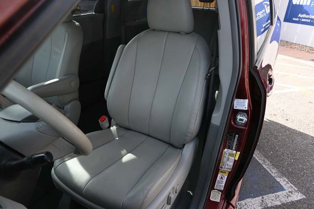 2014 Toyota Sienna XLE Mobility Handicap Van - 22946977 - 13