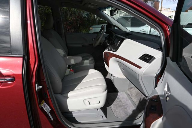 2014 Toyota Sienna XLE Mobility Handicap Van - 22946977 - 14