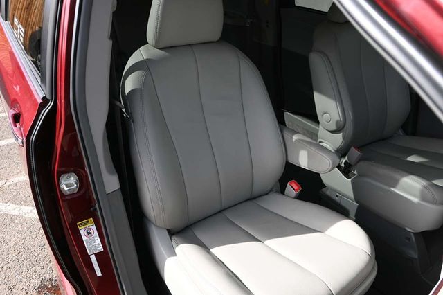 2014 Toyota Sienna XLE Mobility Handicap Van - 22946977 - 15