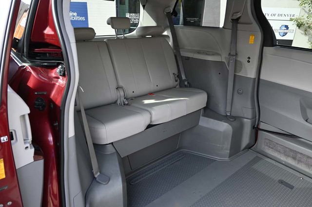 2014 Toyota Sienna XLE Mobility Handicap Van - 22946977 - 17