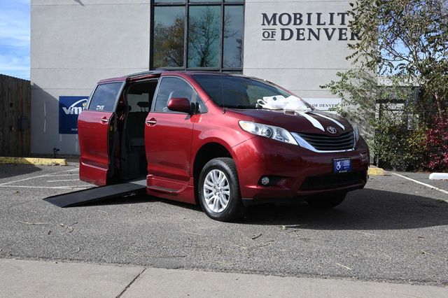 2014 Toyota Sienna XLE Mobility Handicap Van - 22946977 - 1