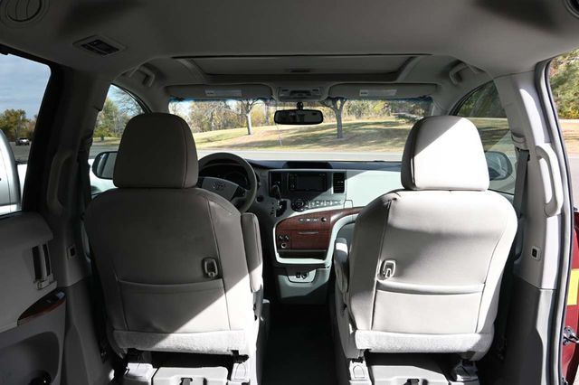 2014 Toyota Sienna XLE Mobility Handicap Van - 22946977 - 19
