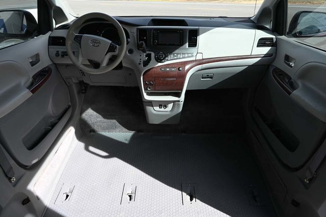 2014 Toyota Sienna XLE Mobility Handicap Van - 22946977 - 20