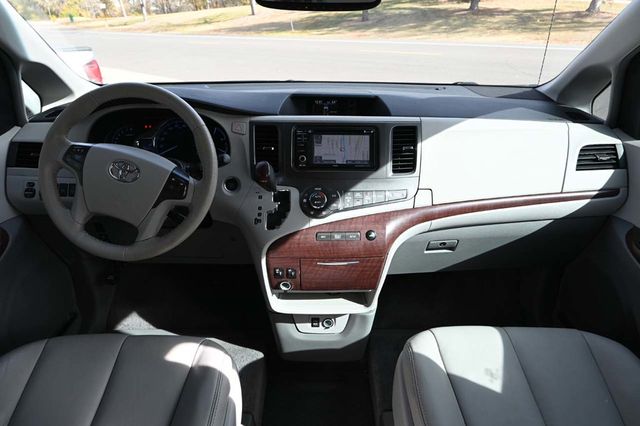 2014 Toyota Sienna XLE Mobility Handicap Van - 22946977 - 21