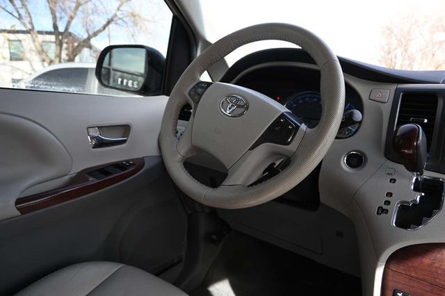 2014 Toyota Sienna XLE Mobility Handicap Van - 22946977 - 23