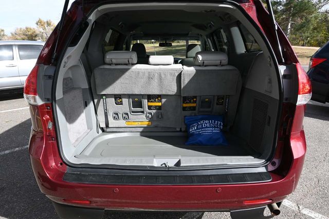 2014 Toyota Sienna XLE Mobility Handicap Van - 22946977 - 24