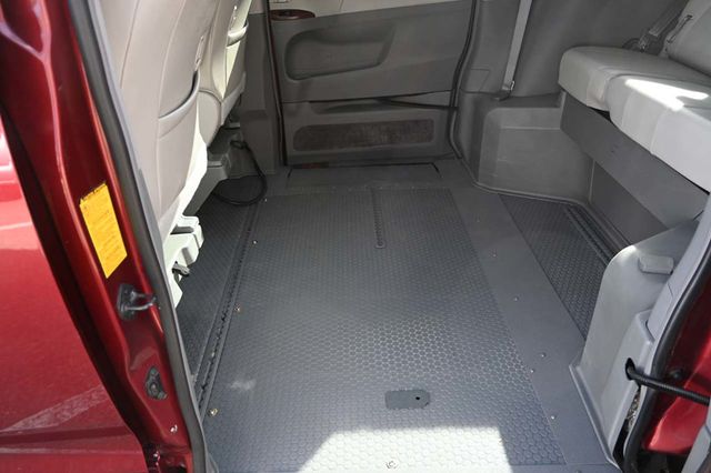 2014 Toyota Sienna XLE Mobility Handicap Van - 22946977 - 27
