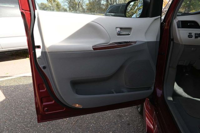 2014 Toyota Sienna XLE Mobility Handicap Van - 22946977 - 29