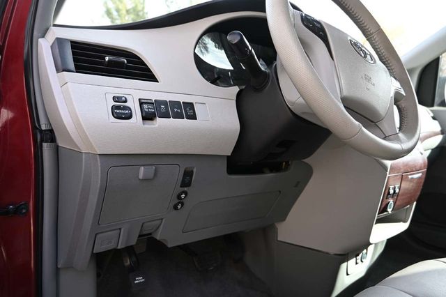 2014 Toyota Sienna XLE Mobility Handicap Van - 22946977 - 30