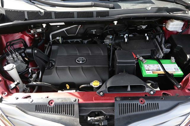 2014 Toyota Sienna XLE Mobility Handicap Van - 22946977 - 35