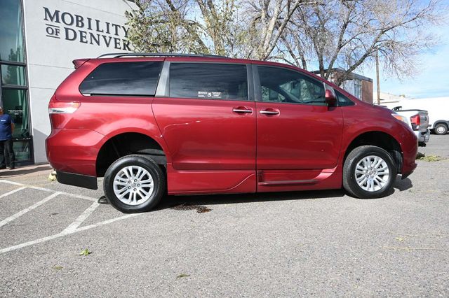 2014 Toyota Sienna XLE Mobility Handicap Van - 22946977 - 4