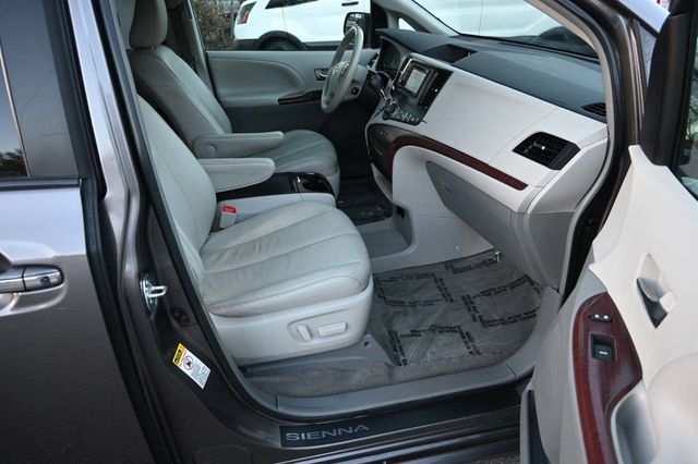 2014 Toyota Sienna XLE Mobility Handicap Van - 22951132 - 14