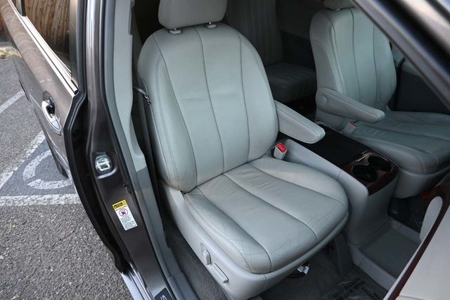 2014 Toyota Sienna XLE Mobility Handicap Van - 22951132 - 15