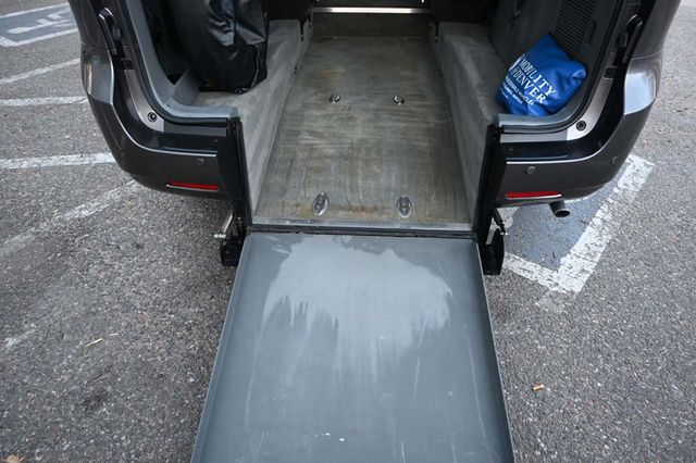 2014 Toyota Sienna XLE Mobility Handicap Van - 22951132 - 18